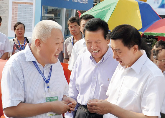 国务委员王勇和国家安监局党组副书记、副局长王德学在北京中国国际展览中心专程视察公司产品