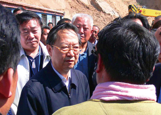 公司董事长陪国家安监局局长李毅中在左云抢险现场